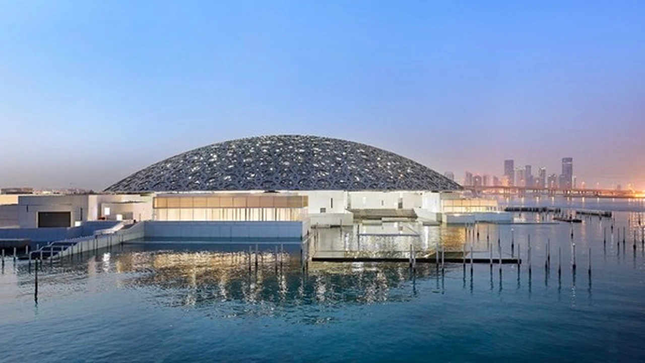 “اللوفر أبوظبي” يقدم تجارب استثنائية تجمع بين الفن والمعرفة لزوار العائلة